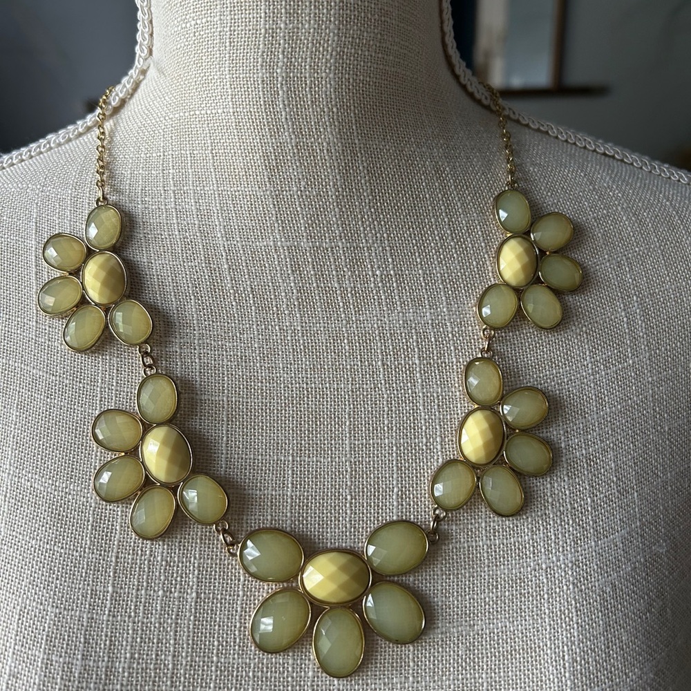 Elegant Gold Floral Necklace